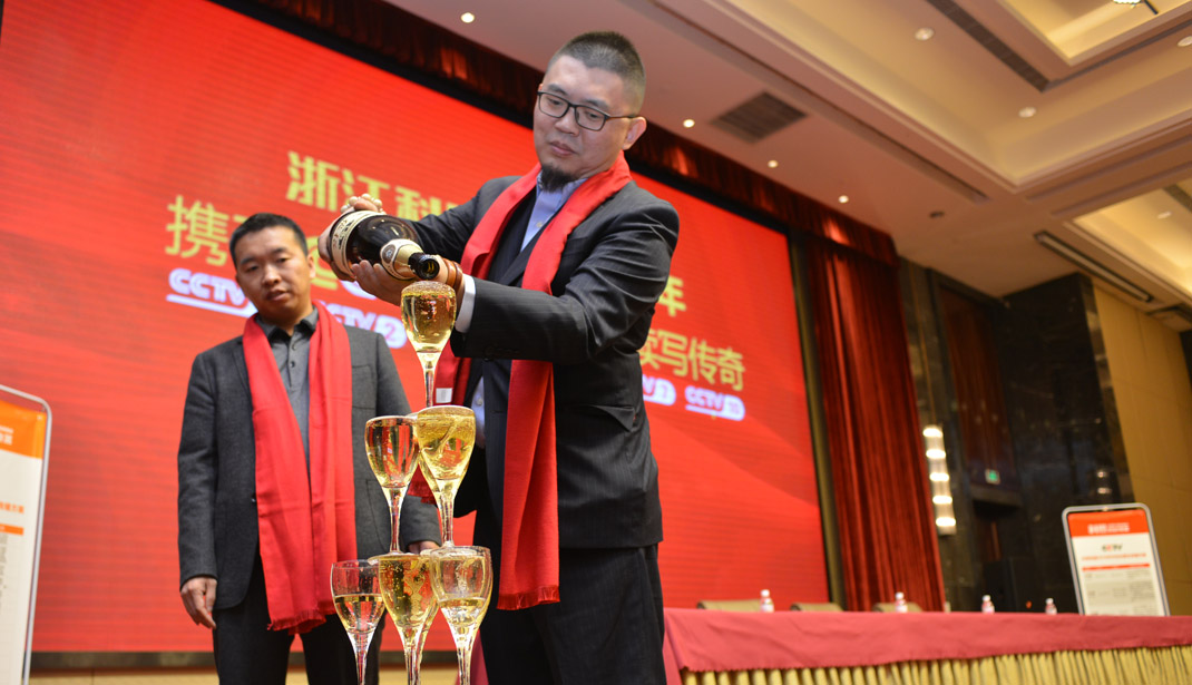 2016年科恩签约央视